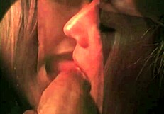 Βρήκα αυτό το παλιό κλιπ με ένα στόμα να χειρίζεται δύο πούτσους