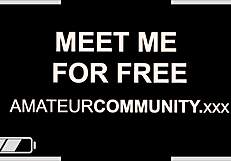 Nespodobna vampirska punca draži v raztrganih oblačilih za divji domači solo šov