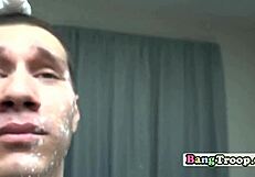 Мускулистые солдаты дразнят в душе перед диким межрасовым оргией в зале