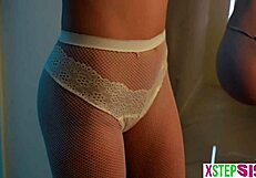 Fanget i rom med tenåring stesøster og hennes sexy BFF på Halloween