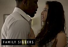 إيزاياه ماكسويل يضمن رضا ابنته بالتبني جنسياً في فاميلي سينرز