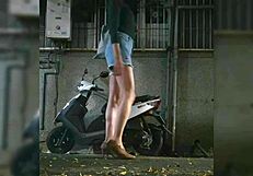 Chica asiática se masturba hasta el orgasmo en calle concurrida