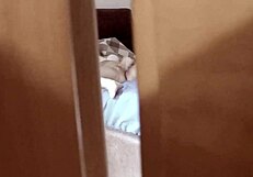 ผู้ชายแอบดูลูกสาวเลี้ยง 18+ หัดถูในห้องนอน เสียวแรงสุดๆ!