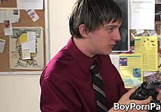 Я смотрю, как этот блондин-твинк Атланта Грей делает минет