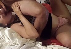 זונה לבנה בשמלה סאטן ותחתונים מקבלת ליקוק תחת בסגנון כלב