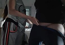 Wspólna masturbacja w opuszczonym domu kończy się jednoczesnym szczytowaniem