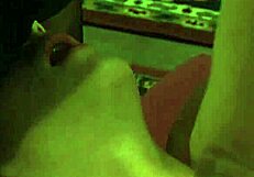 Semn de sclav gravat pe păsărica ei în umilire dură de bondage. Tânără europeană legată de o stăpână crudă