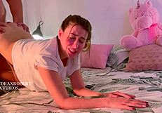 השכן שלי נותן לי יותר תענוג מהחבר