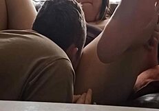 Mein Lover leckt die Muschi meiner Frau mit echtem Können.