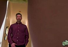 Mike Mancini Lihat Eliza Ibarra Telanjang dan Dijilat di Kamarnya