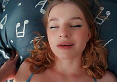 J'ai appelé une pute mais ma belle-sœur est venue pour une gorge profonde. Penchée en lingerie, elle m'a stupéfait