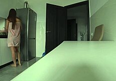 浮気妻がキッチンで夫の友人とヤる