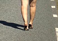 Блондинка милфа в чулках соблазняет в офисе на каблуках