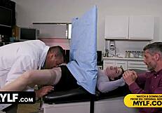 واو، زوج ديوث يشوف دكتور معلق ينيك زوجته المتأوهة للعلاج من العقم!