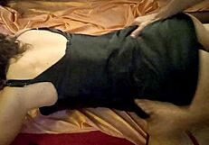 Francuska dziwka w satynowej sukience kusi pończochami