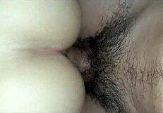 الفتاة البالغة 18 عاماً تشعر بالإثارة في دوجي ستايل، منحنية لنيك شديد. جسدها الجميل يرتجف.