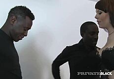 עגלגלה אמבר אפרודיטה לוקחת שני זינים שחורים ענקיים