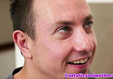 Bunică amatoare păroasă futută doggystyle în close-up grup