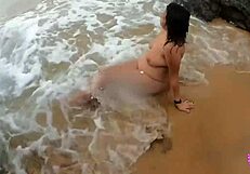 Ta vroči par se ni mogel upreti jebanju na javni plaži