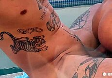 Primeiro ménage selvagem na piscina com uma francesa gostosa