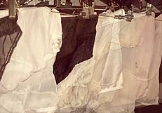 セクシーストッキングのグラニー、ナイロンパンティで挑発後ベッドで激しいプレイ！