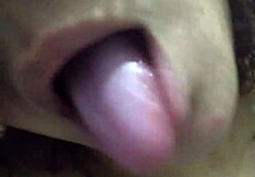 Brunette Latina tunjuk tetek besar dan pantat di adegan cumshot buatan sendiri