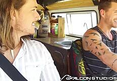 Teman-teman jemput twink buat spit roast kasar di FalconStudios