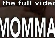 Teenagerka lesbička blondýnka požírá starou nevlastní mámu v intimním svátečním momentu