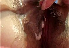 Jeune fille rase sa chatte très poilue et son anus serré