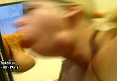 Blondine dybthroater dildo, men kan hun klare den rigtige store pik?