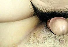 سائل مني يتسرب عميق داخل كس الفتاة الضيق بعد إكشن جامح