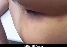 Nagy mellű MILF büntetve melltartó lopásért a ruházati boltban