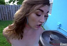 Prekleto, ujel sem se pri skrivanju v zadnjem dvorišču kot vroča Kat!