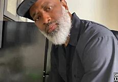 उसे अब पस्सी प्लंबिंग की बिल्कुल जरूरत है।