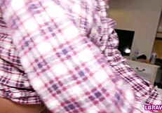 Ladyboy Maria trasforma un semplice massaggio in una sessione sporca e selvaggia con giocattoli