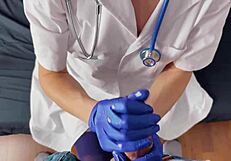 Perawat Pakai Sarung Tangan Bantu Gue Cum untuk Sampel Sperma