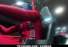 ブルックリン・グレイが公共でデカ尻を露出