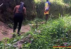 マジで、アフリカの黒人美女のデカいマンコが村道でガン突きされた！