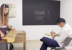 젊은 여대생이 동료 유혹해 숨겨진 카메라로 박아