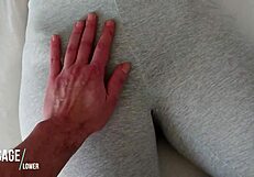 لعب يوغا بنطلون يتحول إلى لمس كس فتاة 18+ مع ملابس ممزقة