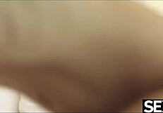 สาวเลสเบี้ยนรูปร่างเพอร์เฟกต์เลียหีใกล้ๆ อย่างหิวกระหาย