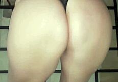 Suzy Klinn monta cowgirl con coño afeitado en realidad voyeur