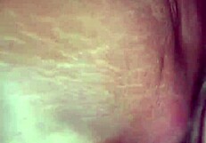 할머니, 젊은 스터드에게 뜨거운 크림파이 선물