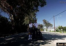 Pienitissinen teini saa pillunsa nuoltua kiimaiselta isäpuolelta