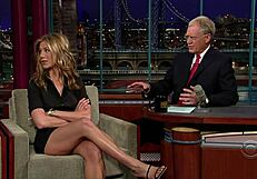 Ehi Jennifer Aniston, perché sfoggi quelle gambe sexy bollenti?