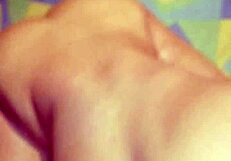 Pillé a la mamá de mi mejor amigo mirando, y ahora suplica sexo