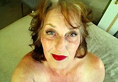 Femme mûre courbée utilise jouets gode pour jeu de rôle noms humiliants facial