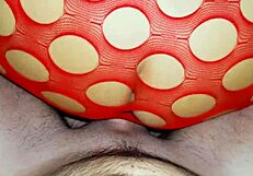 Worm ontdekt doorgang naar kut in foot fetish scène 😏