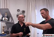 अरे रंडी ब्लॉन्ड, इतने हार्ड लंड पर क्यों गला भर रही है एक साथ?