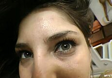 このデカい白い尻に顔面ファックでハマってる！